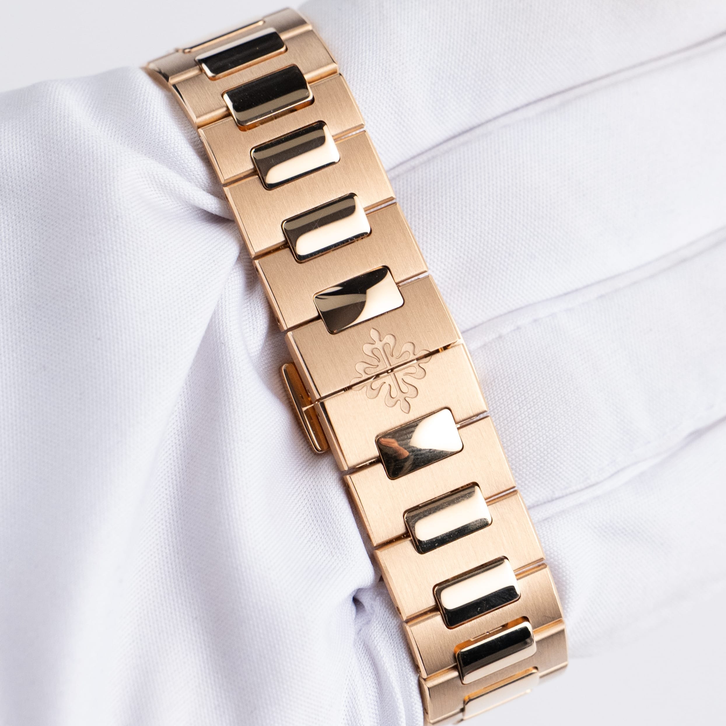 Patek Philippe Nautilus 7118/1200R-010 'Ladies' Rose Gold Diamond Bezel (2026)