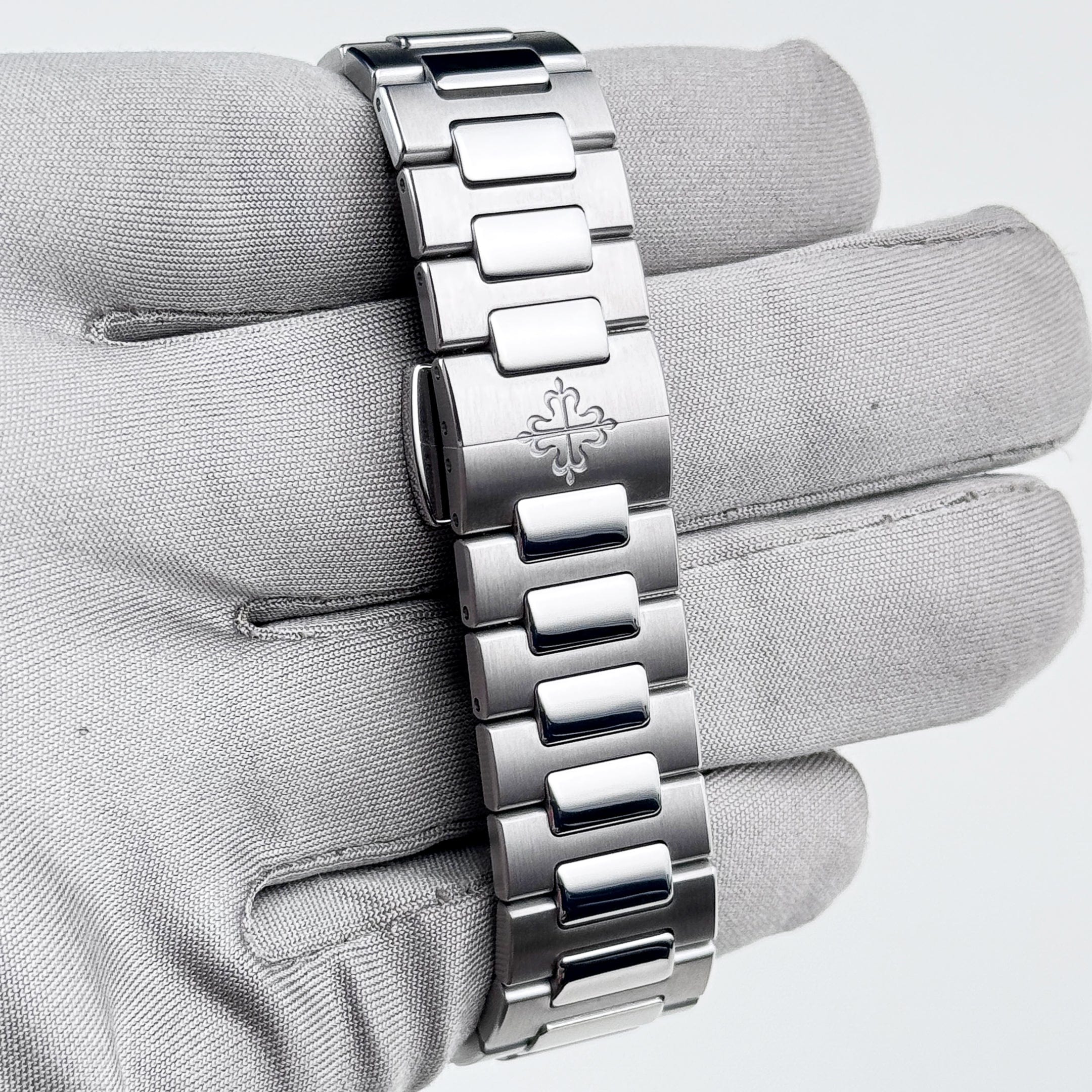 Patek Philippe Nautilus 7118/1A-010 Stainless Steel Silvery Opaline Dial