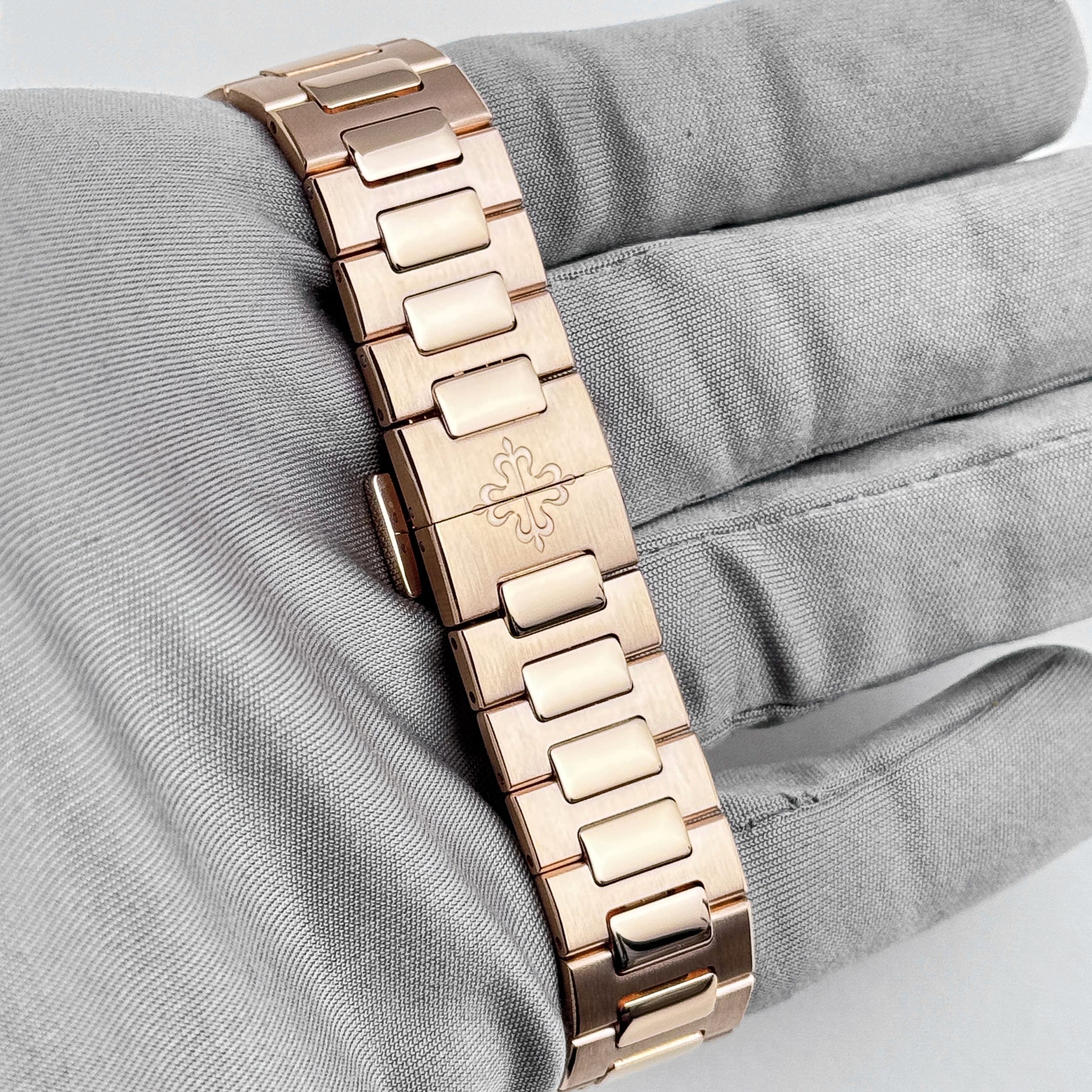 Patek Philippe Nautilus 7118/1R-010 'Ladies' Rose Gold Champagne Golden Dial (2022)