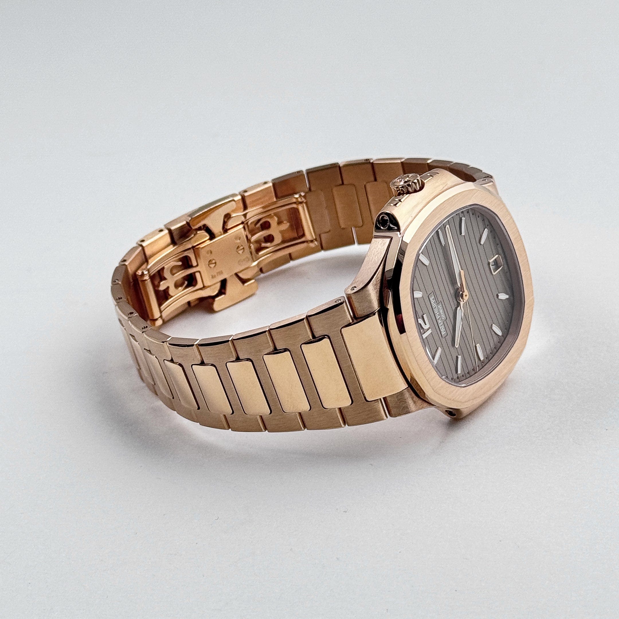 Patek Philippe Nautilus 7118/1R-010 'Ladies' Rose Gold Champagne Golden Dial (2022)