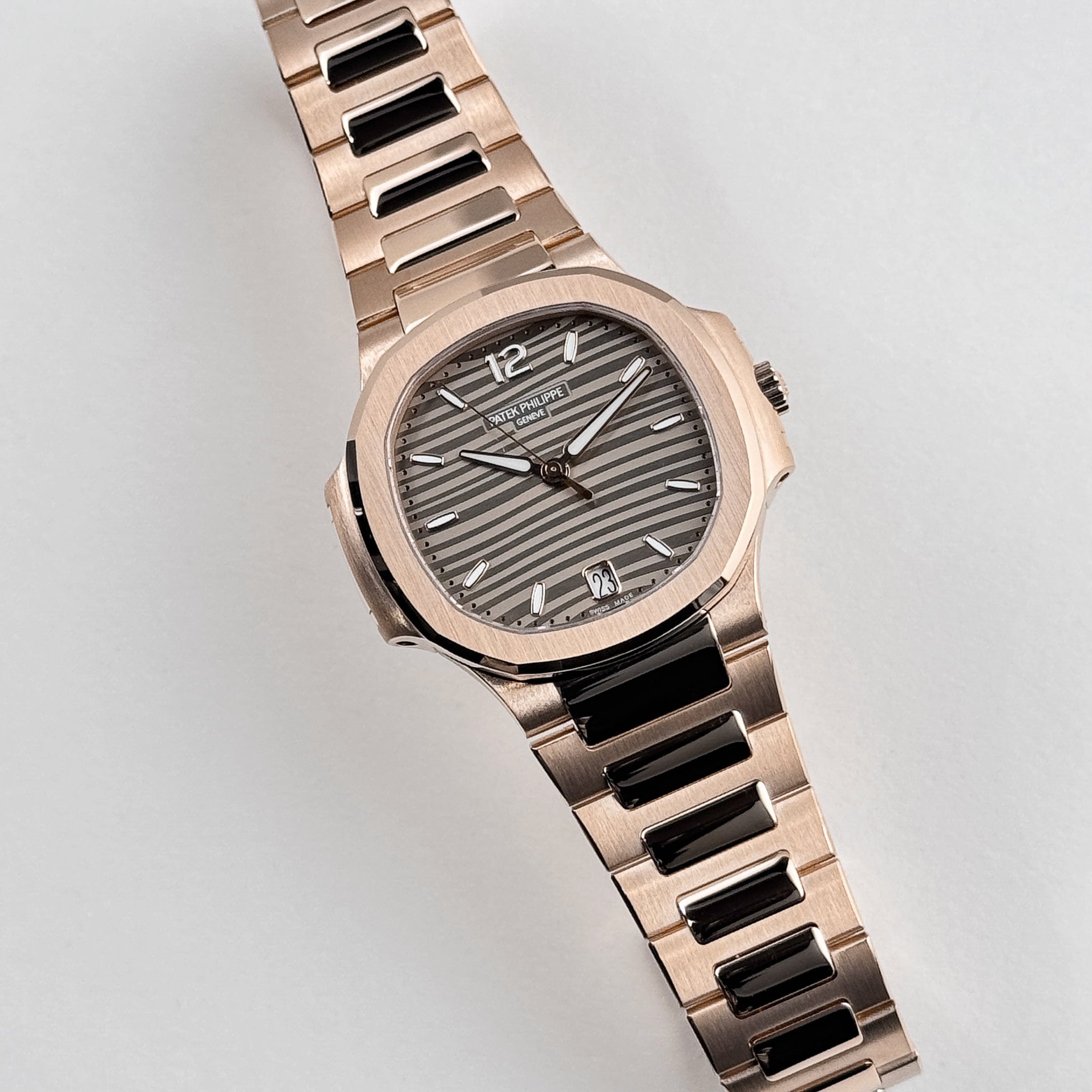 Patek Philippe Nautilus 7118/1R-010 'Ladies' Rose Gold Champagne Golden Dial (2022)