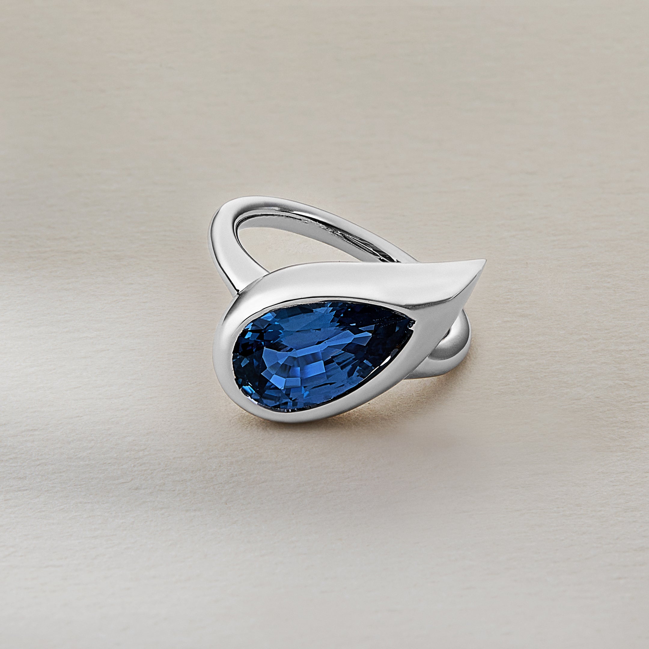 pinky-ring-WG-Blue-sapphire_01.jpg