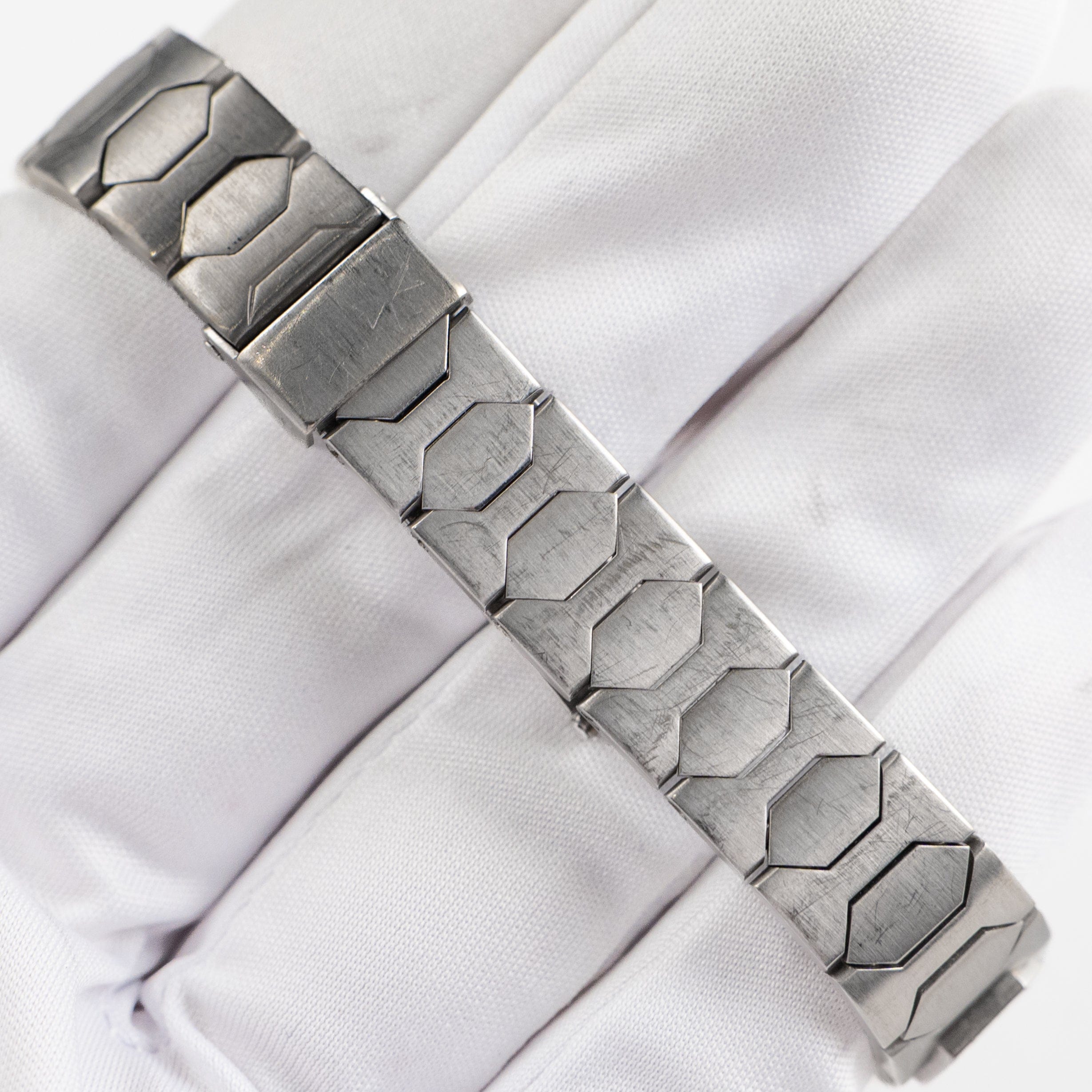 Vacheron Constantin '222' 60501 'Ladies' White Gold Diamond-Set Silver Dial Quartz