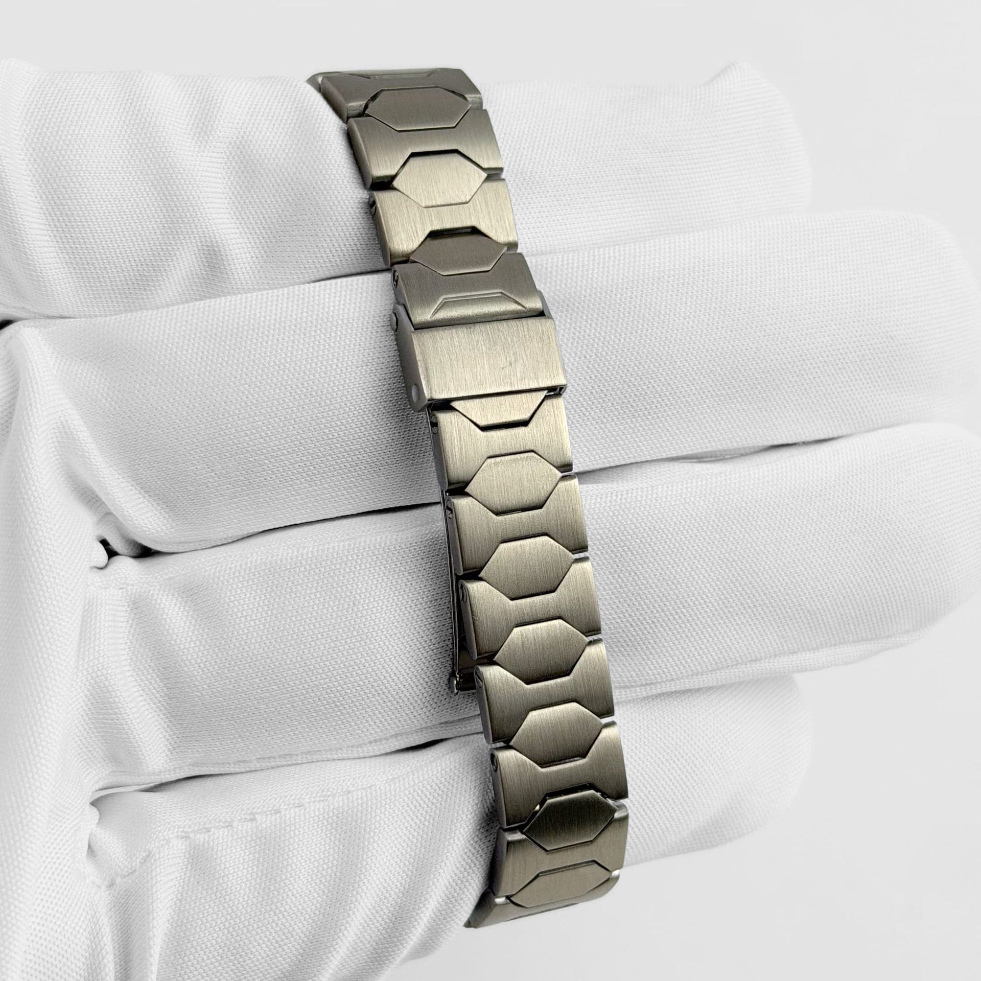 Vacheron Constantin '222' 60501 'Ladies' White Gold Diamond-Set Silver Dial Quartz