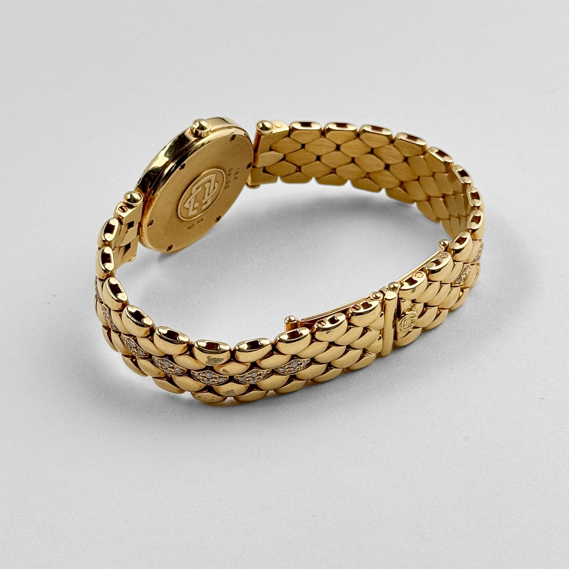 Van Cleef & Arpels Classique 13607B2 Yellow Gold White Dial Diamonds Quartz